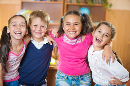 fröhliche Kinder in der Grundschule